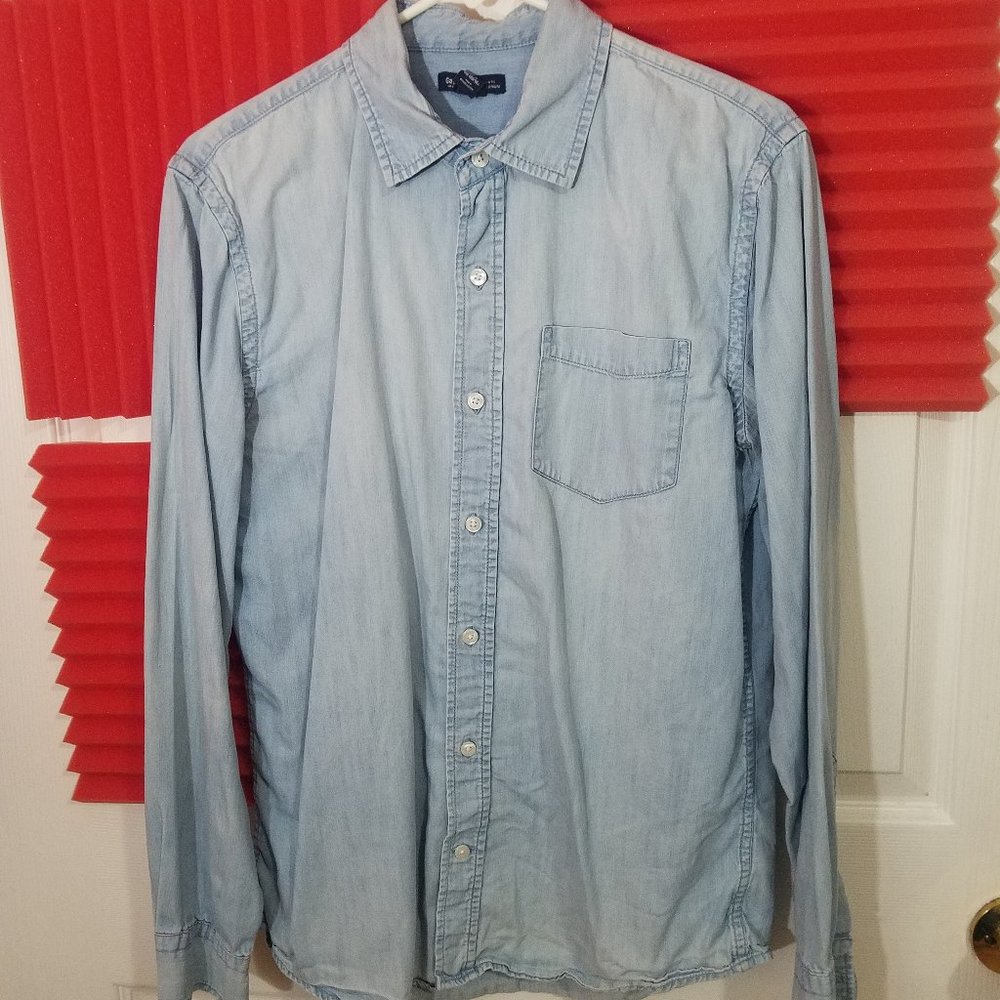 Gap Long-Sleeve Light-wash Chambray Button Down